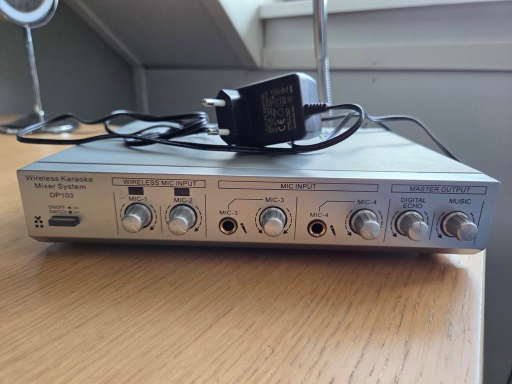 Karaoke machine plus 4microfoons, Ophalen of Verzenden, Zo goed als nieuw