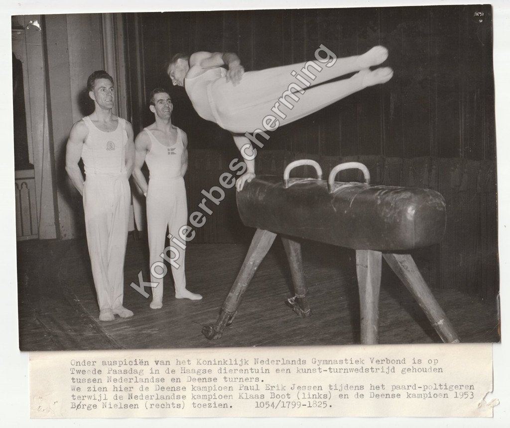 Wedstrijd turnen Haagse Dierentuin Klaas Boot persfoto 1953, Gebruikt, Verzenden, Foto, 1940 tot 1960