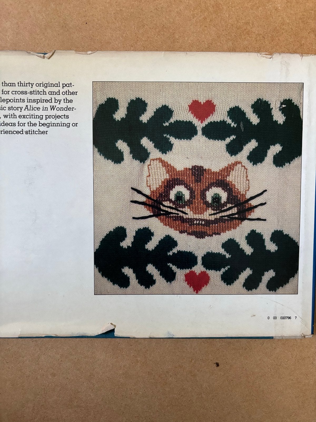 Alice in Stitches - Borduurboek Alice in Wonderland, Ophalen of Verzenden, Gebruikt, Handborduren, Patroon