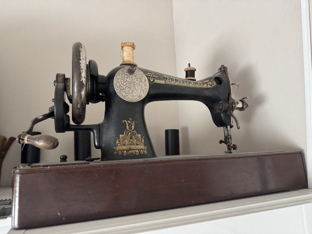 Antieke Singer naaimachine met houten kap. Gratis!, Ophalen