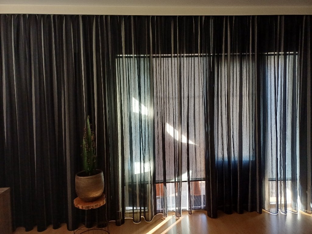 VITRAGE   Mooie.. zwart / grijs tinten  hoogte 256 cm., Ophalen, Gebruikt, 156 cm, LifeStyle