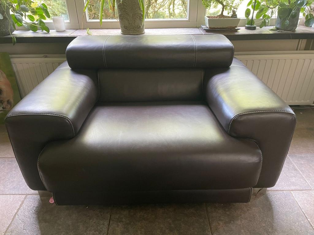 Stoere lederen loveseat, in nieuwstaat., Ophalen, Overige maten, 75 tot 100 cm, Zo goed als nieuw