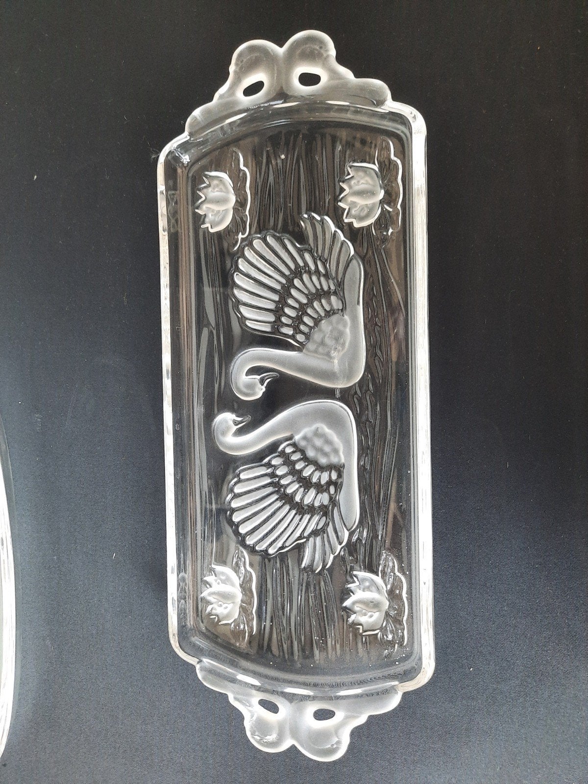 Glazen cakeschaal met zwanenmotief - 39x15 cm, Antiek en Kunst, Ophalen of Verzenden