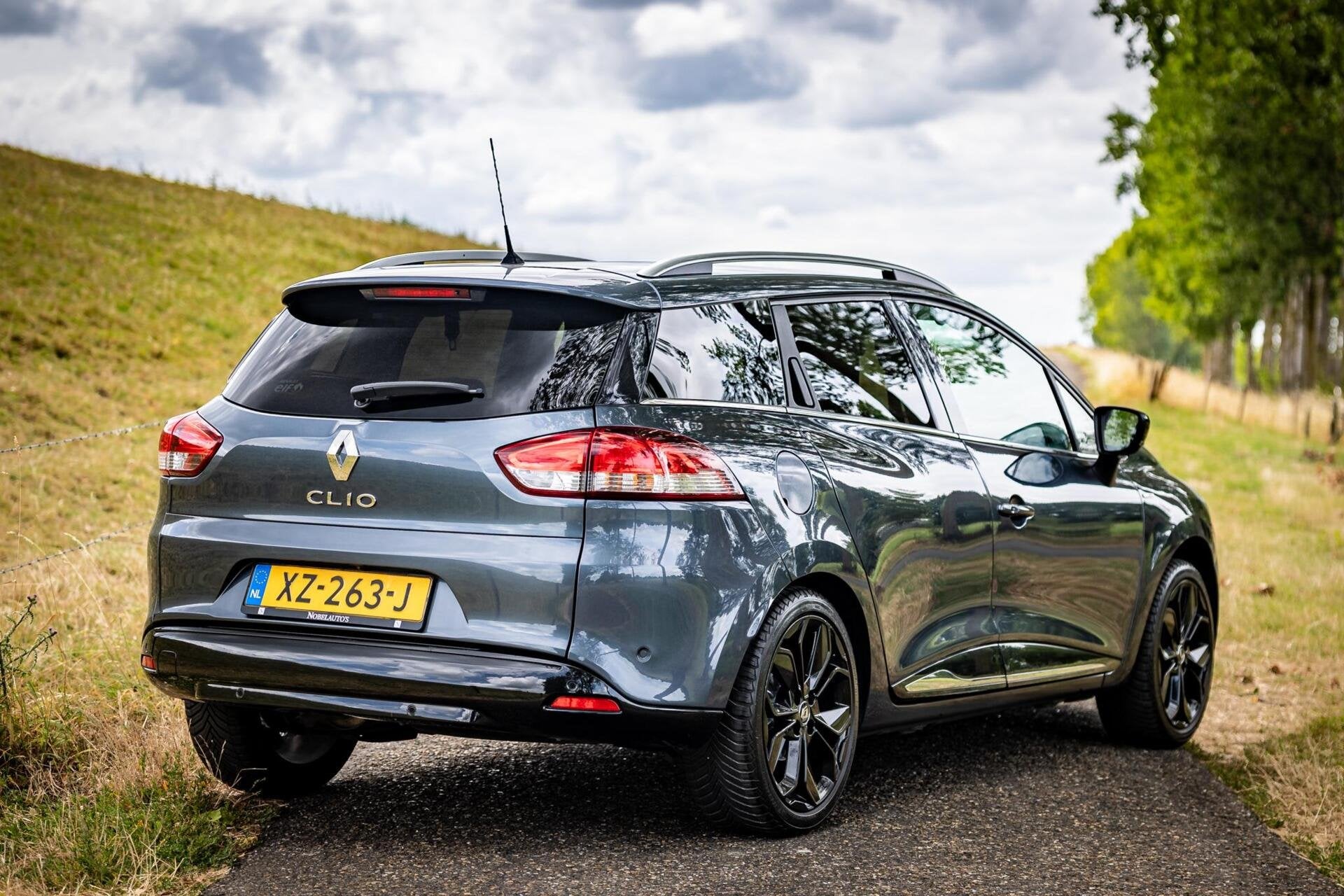 Renault Clio Estate 0.9 TCe Bose |Leer |Camera |Stoelverwarm, Voorwielaandrijving, 898 cc, Gebruikt, Euro 6