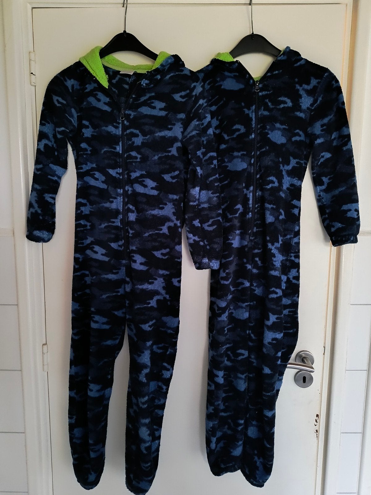 2 Onesies (maat 122/128 en 134/140) - Goede staat, Kinderen en Baby's, Ophalen of Verzenden, Jongen of Meisje, Nacht- of Onderkleding