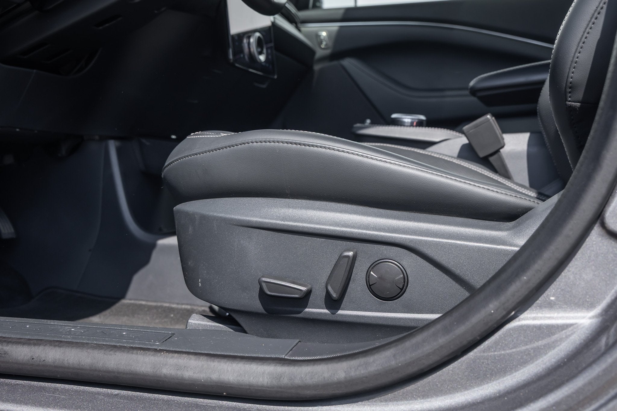 Foto 10 van Ford Mustang MACH-E Extended RWD 98 kWh soh95% panoramadak |