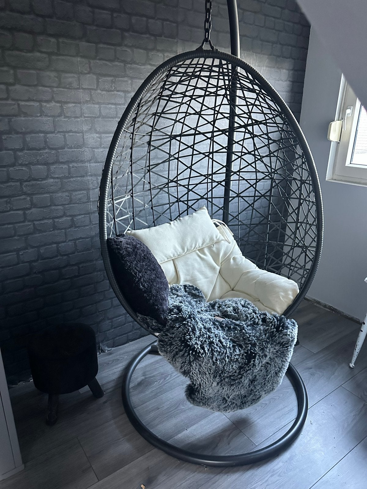 Hangstoel met standaard - Zwart, comfortabel en stijlvol, Ophalen, Kunststof, Zwart, Zo goed als nieuw
