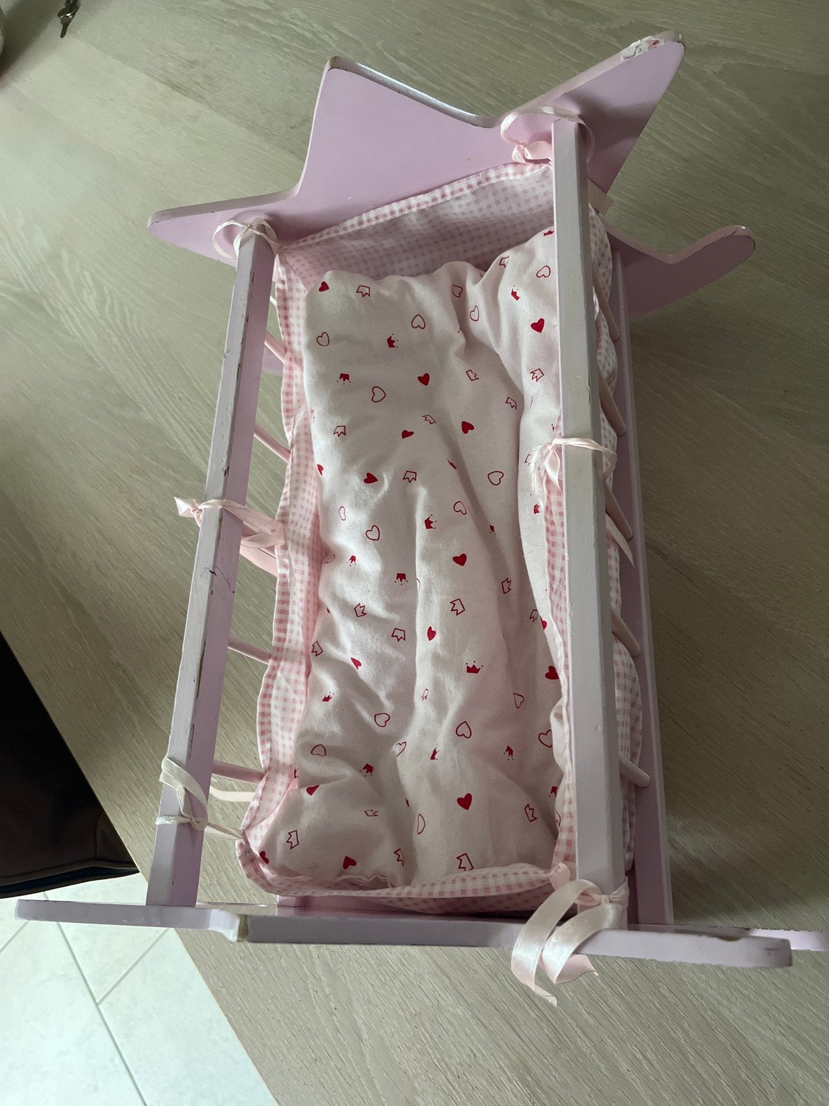 Roze houten poppenwiegje met beddengoed, Ophalen, Gebruikt, Meisje
