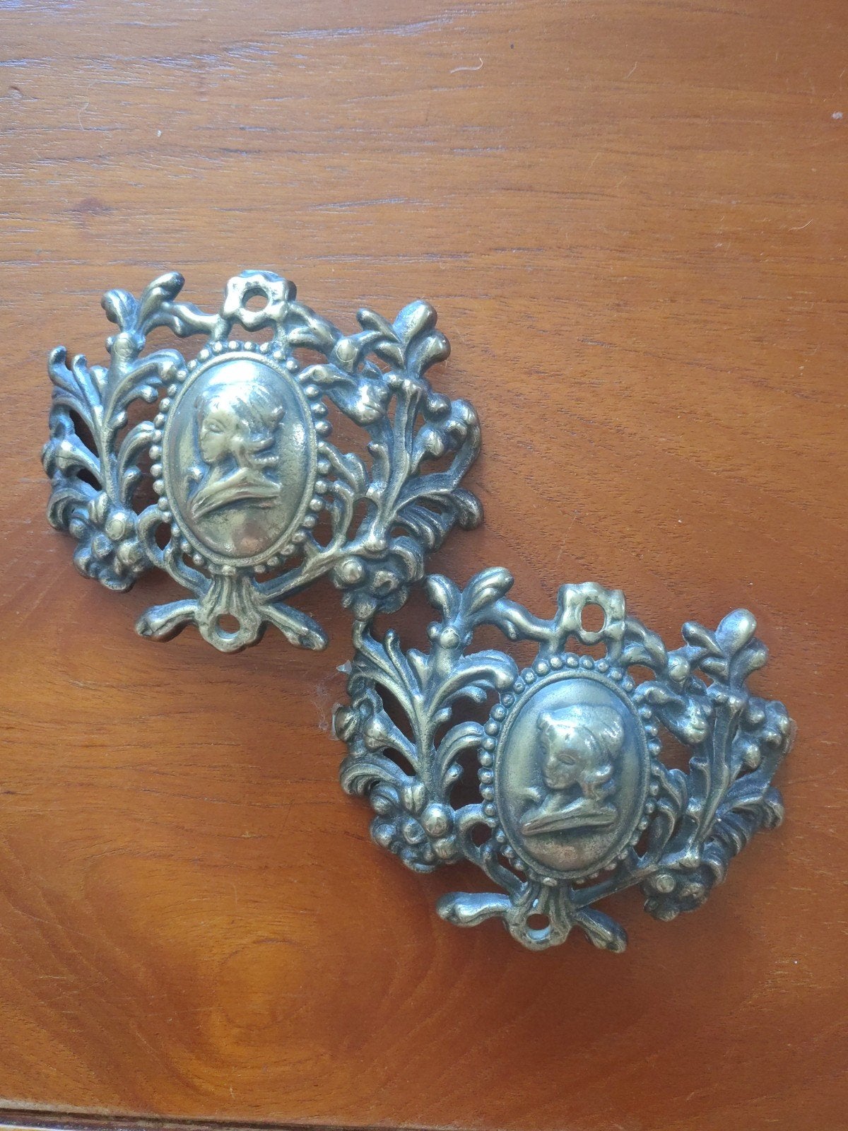2x Victoriaans Messing Meubelbeslag met Vrouwenportret, Antiek en Kunst, Ophalen of Verzenden