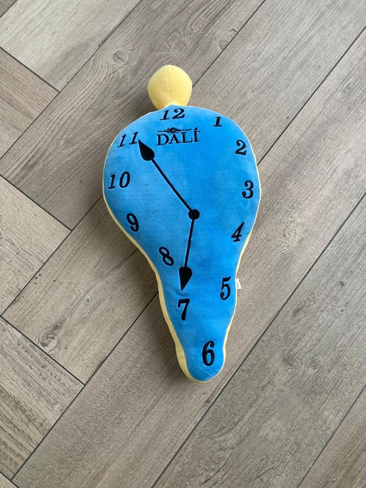 Salvador Dalí smeltende klok kussen, Huis en Inrichting, Woonaccessoires | Kussens, Ophalen of Verzenden, Zo goed als nieuw, Blauw