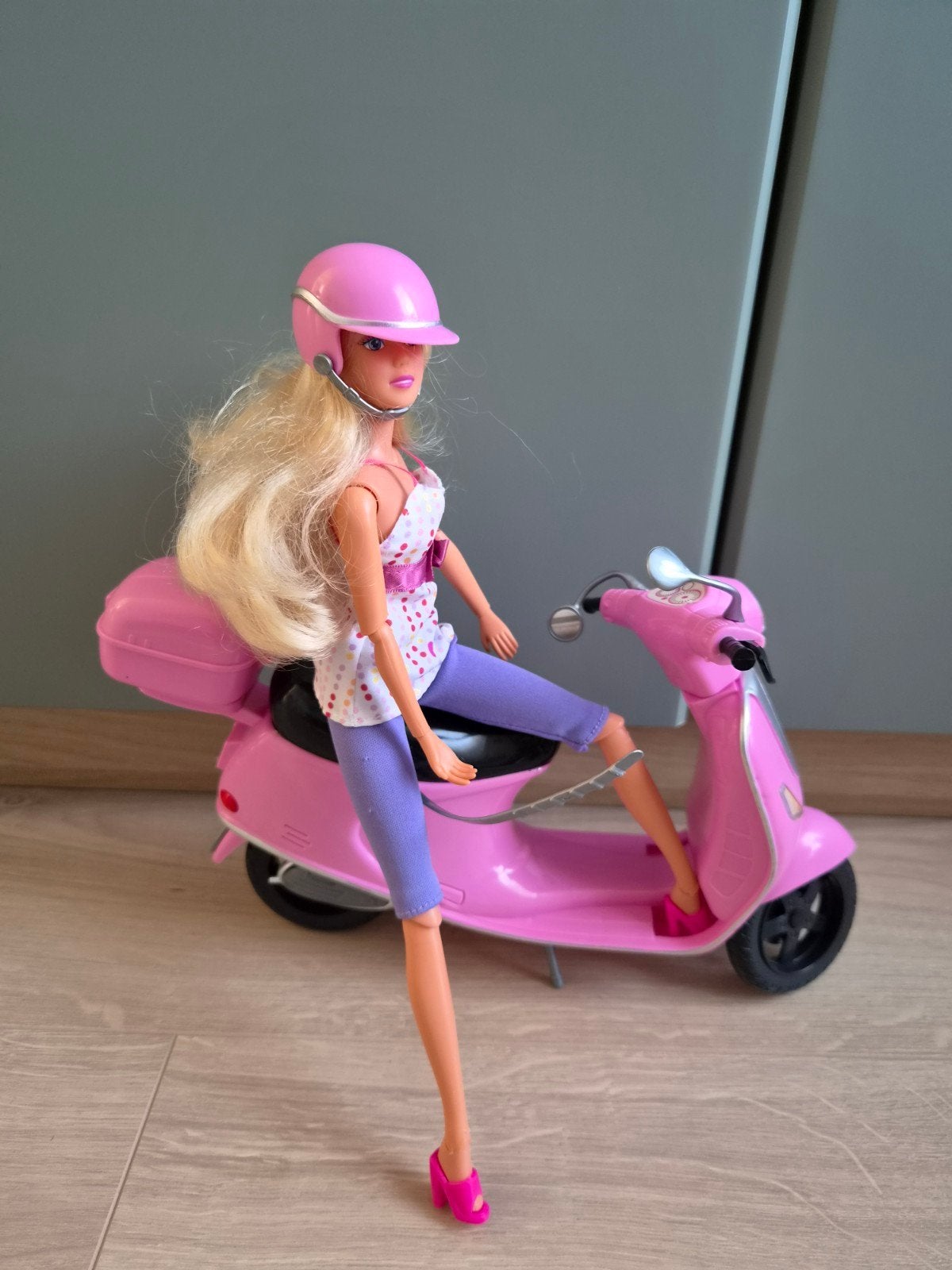 Barbie Steffi Love Chic City Scooter - compleet, Kinderen en Baby's, Ophalen of Verzenden, Zo goed als nieuw, Overige typen