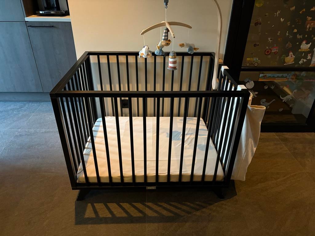 Box Bopita Retro - Zwart inclusief matras en hoeslaken, Kinderen en Baby's, Boxen, Gebruikt, Rechthoekig, In hoogte verstelbaar