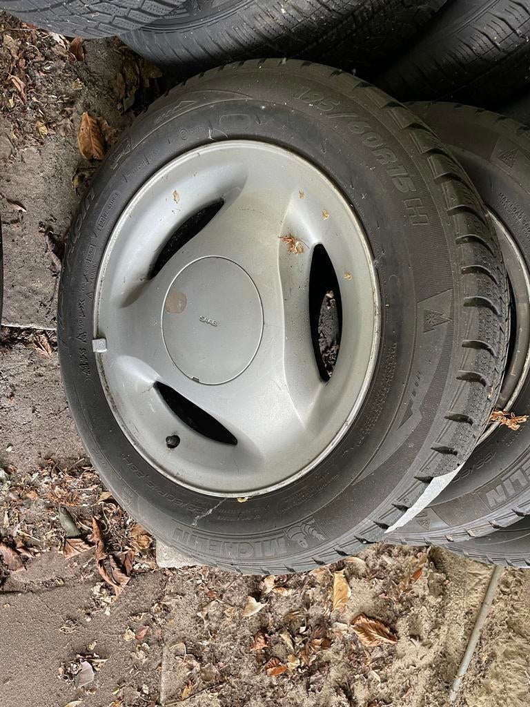 4 velgen Saab 900 classic met winterbanden, Ophalen, Gebruikt, 15 inch, Banden en Velgen