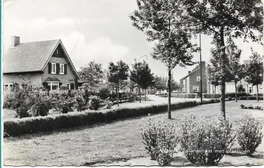 Waspik 1965 Julianastraat Plantsoen ,fotokaart, Verzamelen, Verzenden, 1960 tot 1980, Gelopen, Noord-Brabant