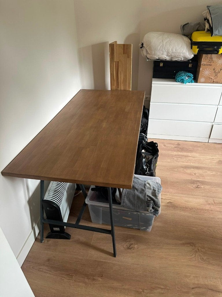 Houten tafel met metalen schragen, Ophalen, 50 tot 100 cm, 150 tot 200 cm, Vier personen