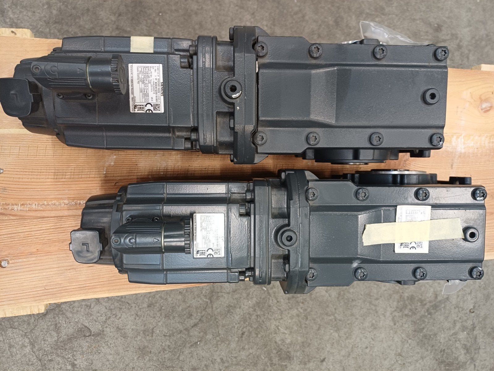 2x Servo motor inclusief overbrenging, Ophalen, Nieuw