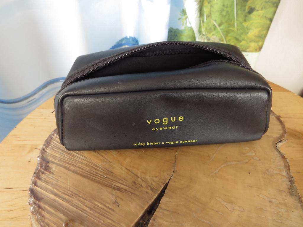 Vogue eyewear  hailey bieber brillen case met polslus, Ophalen of Verzenden, Gebruikt, Zwart, Overige merken