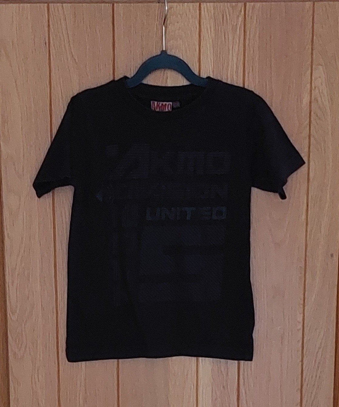 AKMO Unlimited Zwart T-shirt - Maat 104/110, Ophalen, Zo goed als nieuw, Akmo, Shirt of Longsleeve