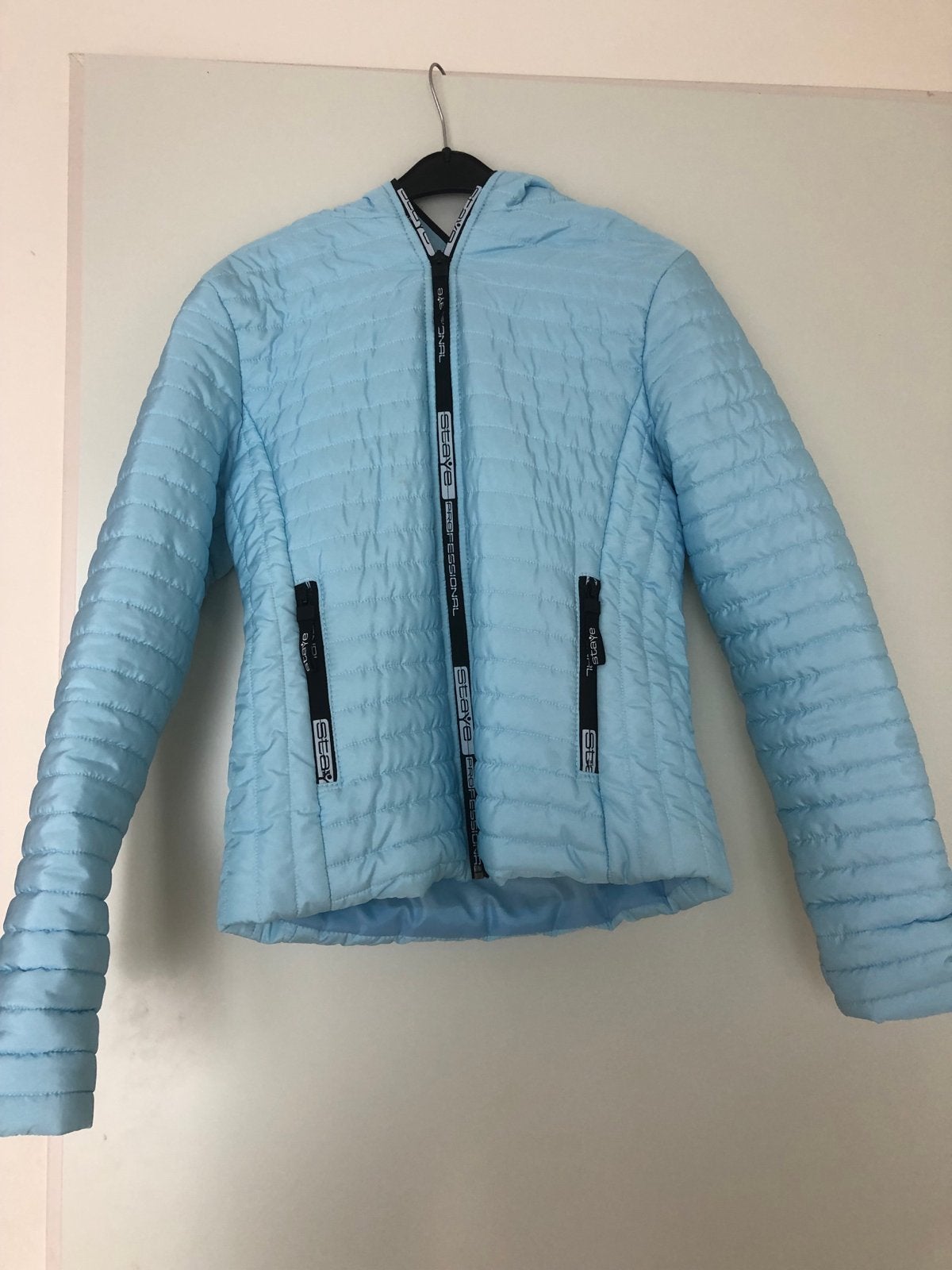 Lichtblauwe gewatteerde jas met capuchon maat S, Ophalen of Verzenden, Gedragen, Maat 36 (S), Blauw