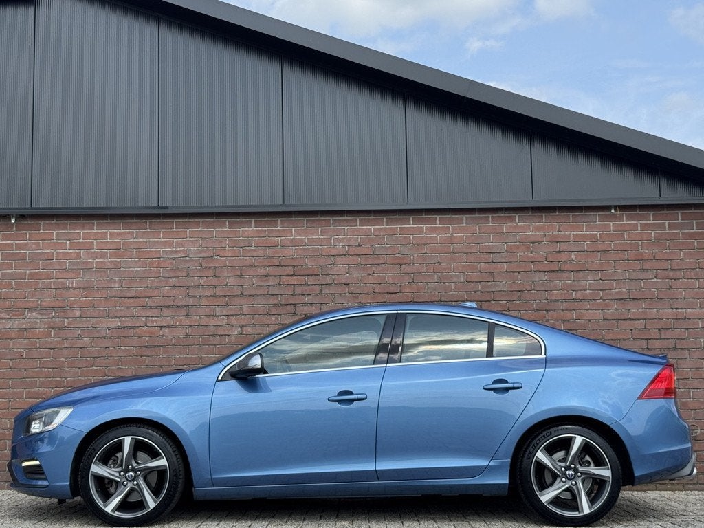Volvo S60 2.0 T5 R-DESIGN | NL-AUTO! | NAVI! | TREKHAAK!, Auto's, Volvo, Gebruikt, 4 cilinders, 1969 cc, Blauw