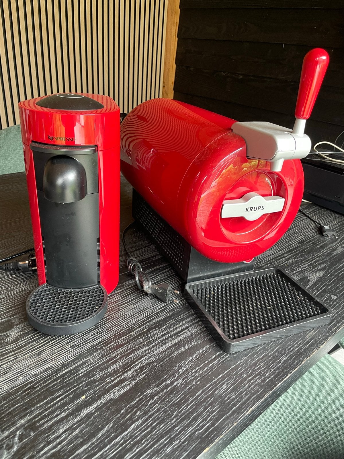 Nespresso koffieapparaat en Krups biertap rood, Witgoed en Apparatuur, Gebruikt, Koffiemachine, Ophalen of Verzenden, Koffiepads en cups