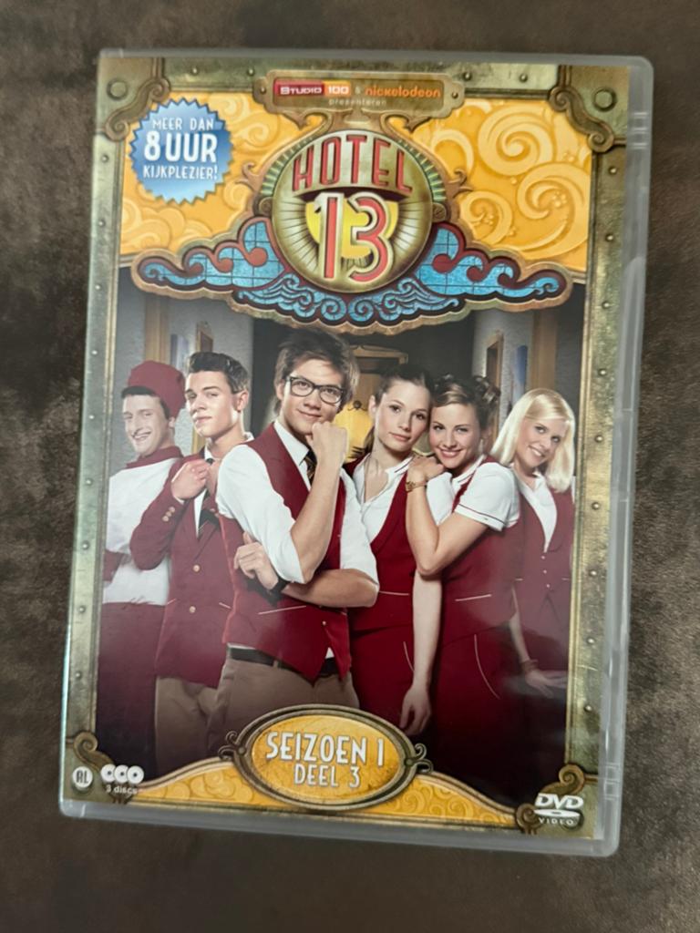 Hotel 13 - Seizoen 1 Deel 3 DVD (Meer dan 8 uur kijkplezier!, Cd's en Dvd's, Dvd's | Kinderen en Jeugd, Alle leeftijden, Ophalen of Verzenden