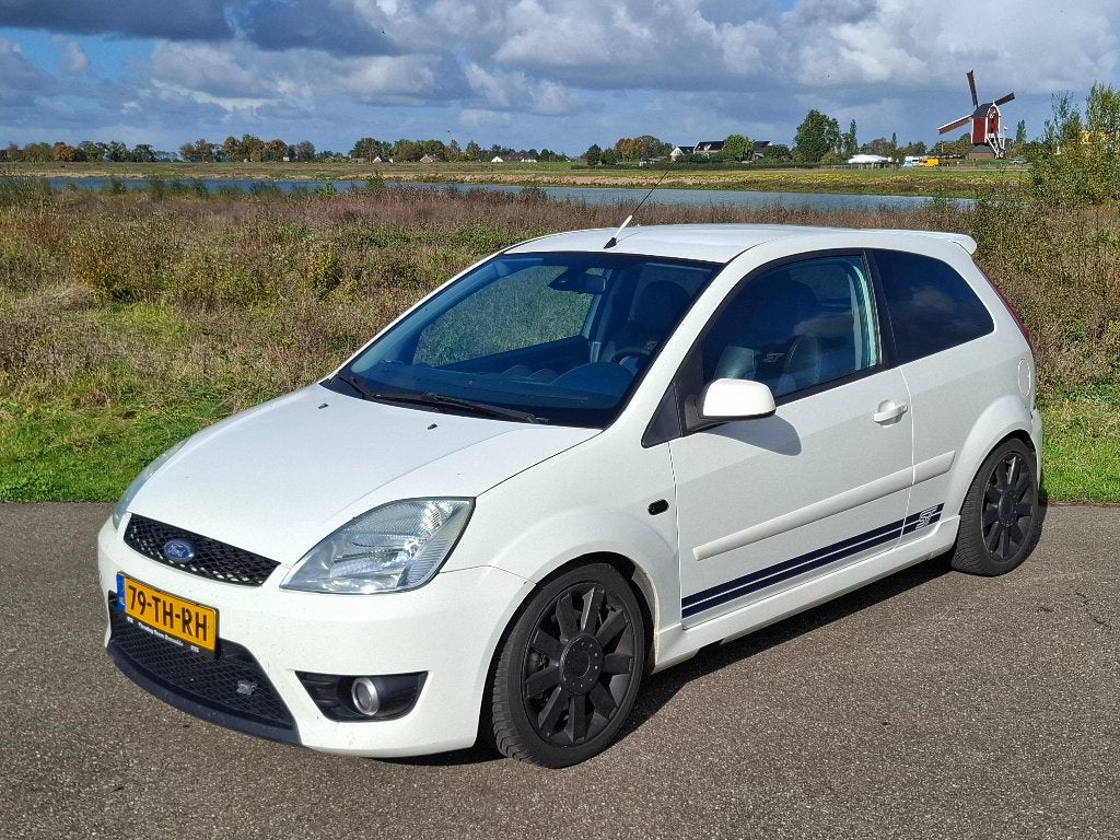 Ford Fiësta 2.0 16V ST 3DR 2006 Wit, Auto's, Voorwielaandrijving, Zwart, 150 pk, Leder en Stof