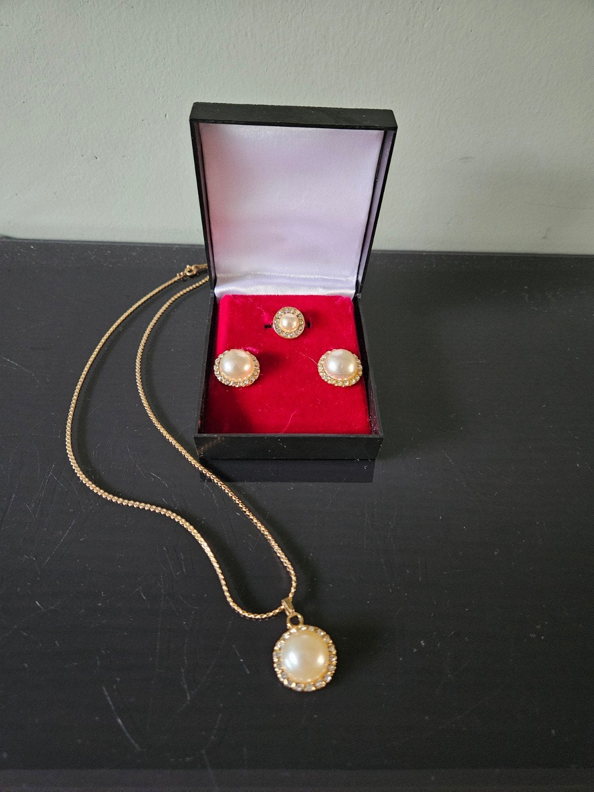 Gouden ketting, oorbellen en ring met parel en steentjes, Gebruikt, Met hanger, Ophalen of Verzenden, Goud