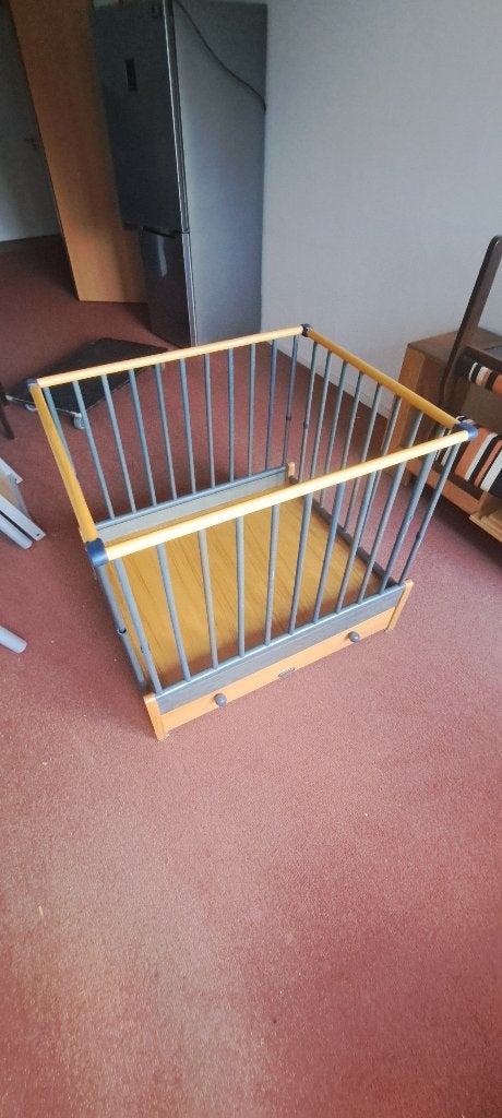 Houten babybox met verstelbare bodem en metalen spijlen, Ophalen of Verzenden, Gebruikt, Vierkant, In hoogte verstelbaar