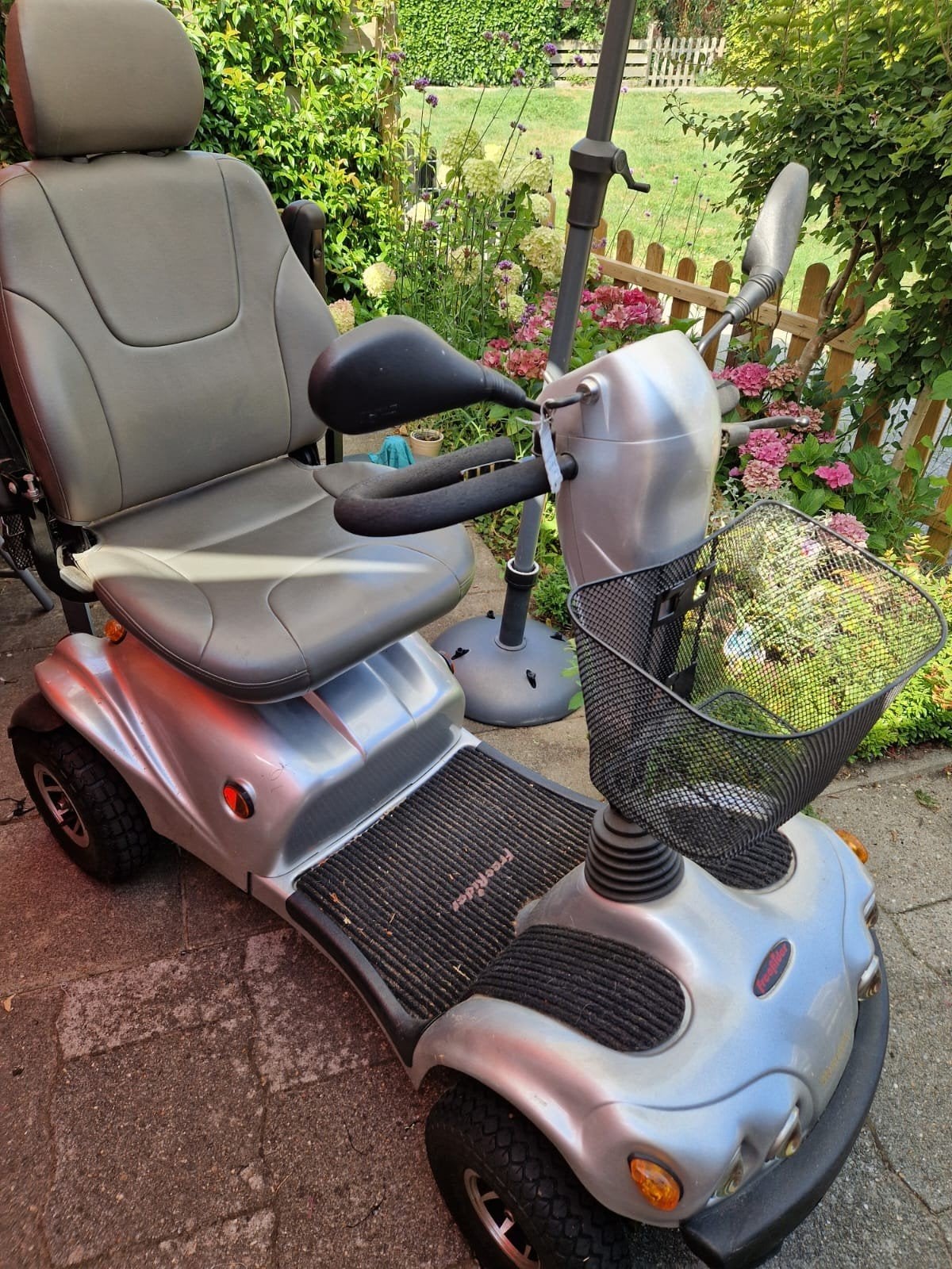 Te koop zilverkleurig scootmobiel  Free Rider, Overige merken, Ophalen of Verzenden, Zo goed als nieuw, 46 km of meer