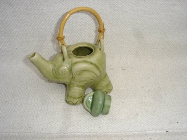 Celadon keramiek fair trade olifant theepotje, Huis en Inrichting, Keuken | Servies, Gebruikt, Keramiek, Ophalen of Verzenden