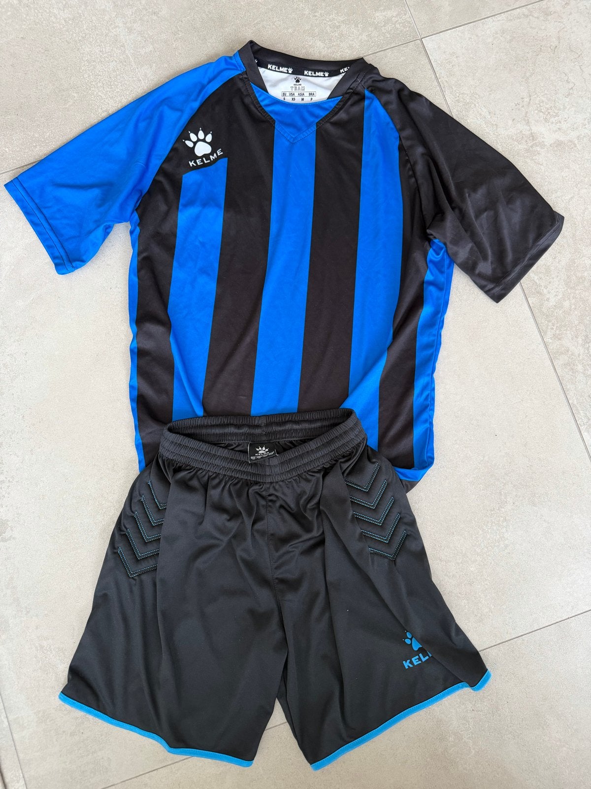 Kelme Voetbaltenue - Shirt en Broekje - Maat S, Ophalen, Blauw, Overige typen, Zo goed als nieuw