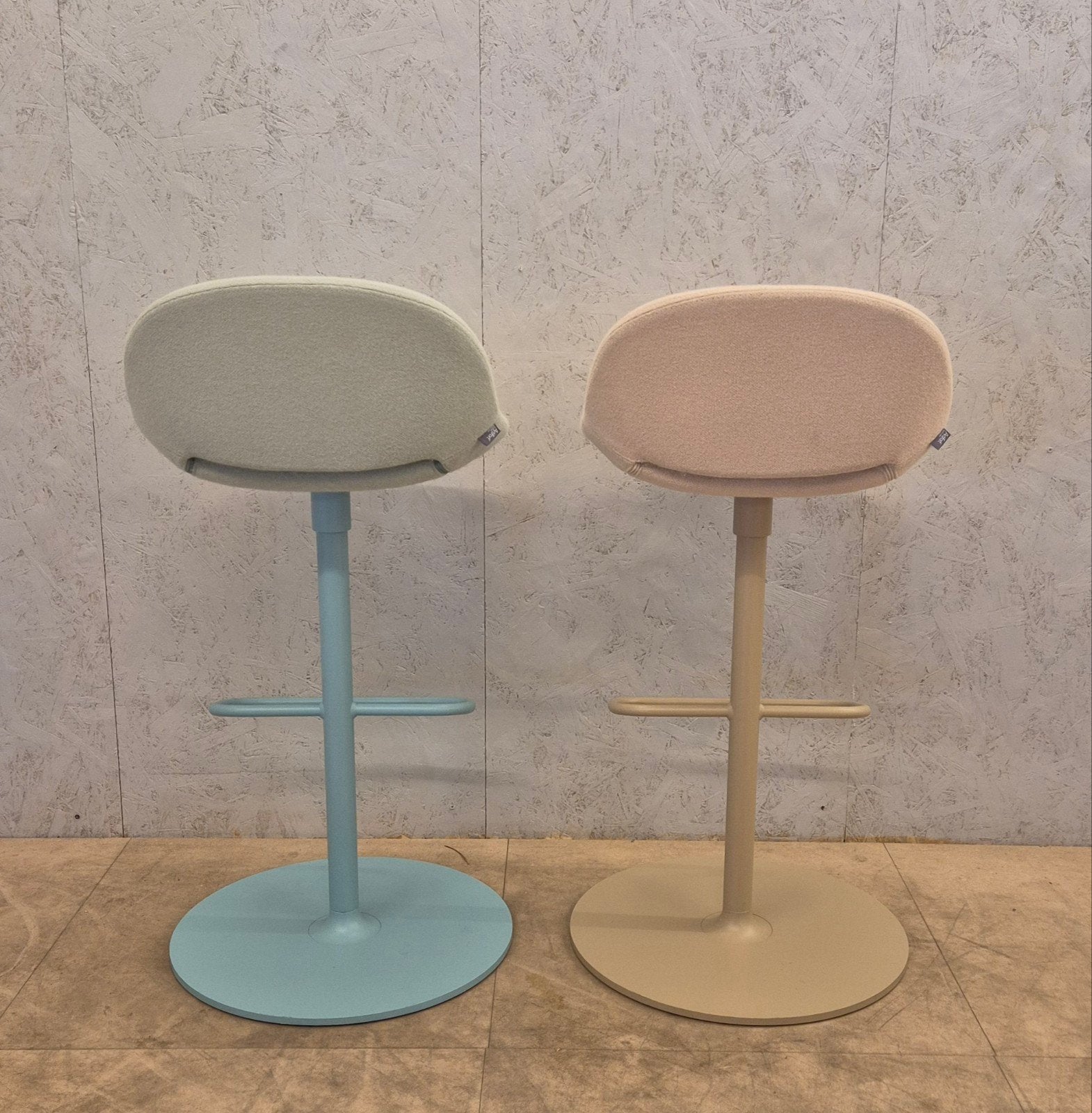 Artifort Beso barkrukken Khodi Feiz design, Ophalen, 60 tot 90 cm, Met voetsteun, Zo goed als nieuw