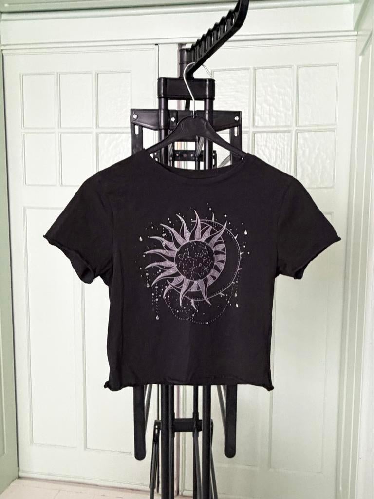 Zwarte celestial croptop XS S Psy/Goa/Hippie/Goth zon maan, Zwart, Ophalen of Verzenden, Zo goed als nieuw, Korte mouw