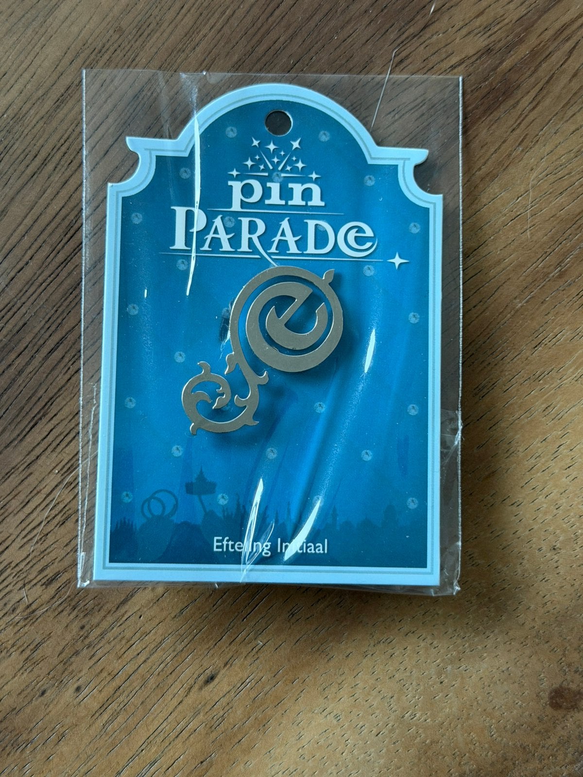 Efteling pin Initiaal op kaartje, Verzamelen, Efteling, Ophalen of Verzenden, Zo goed als nieuw, Button of Speldje