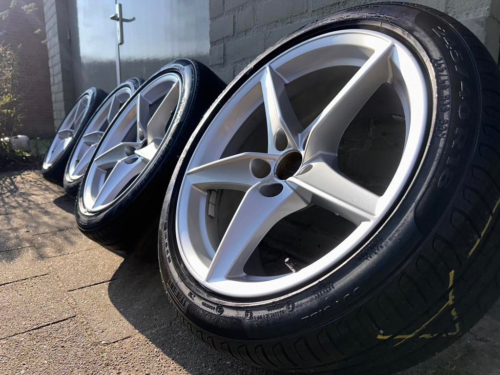 Originele Audi A5 velgen 18 inch! Incl. Pirelli zomerbanden!, Ophalen, 18 inch, 245 mm, Banden en Velgen