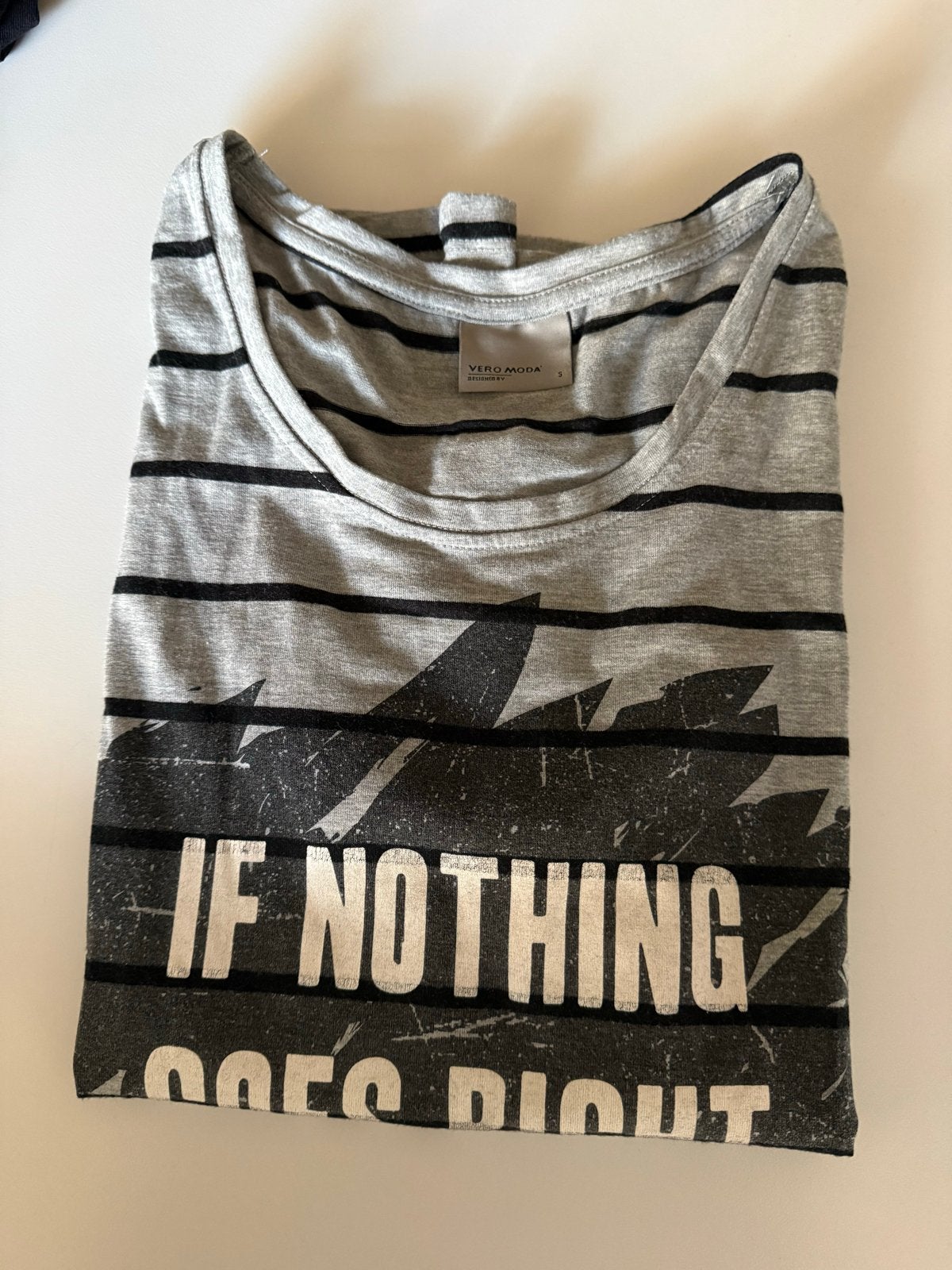 Vero Moda T-shirt met strepen en quote - Maat S, Kleding | Dames, Ophalen of Verzenden, Zo goed als nieuw, Korte mouw, Maat 36 (S)