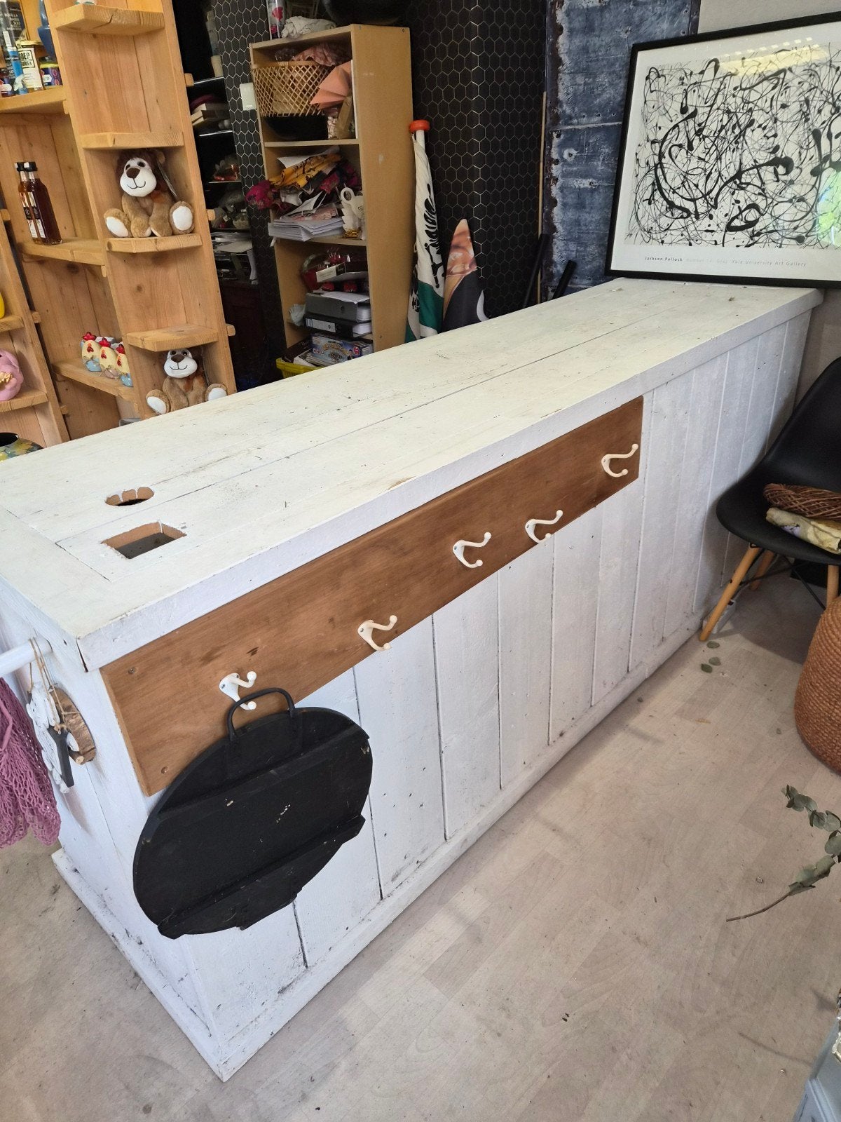 Witte houten toonbank met haken, Ophalen