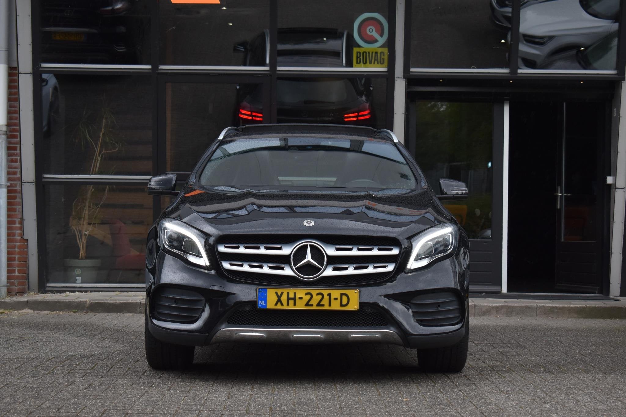 Mercedes-Benz GLA-klasse 180 Business Solution AMG Pano Keyl, Auto's, Gebruikt, 4 cilinders, Leder en Stof, 1335 kg
