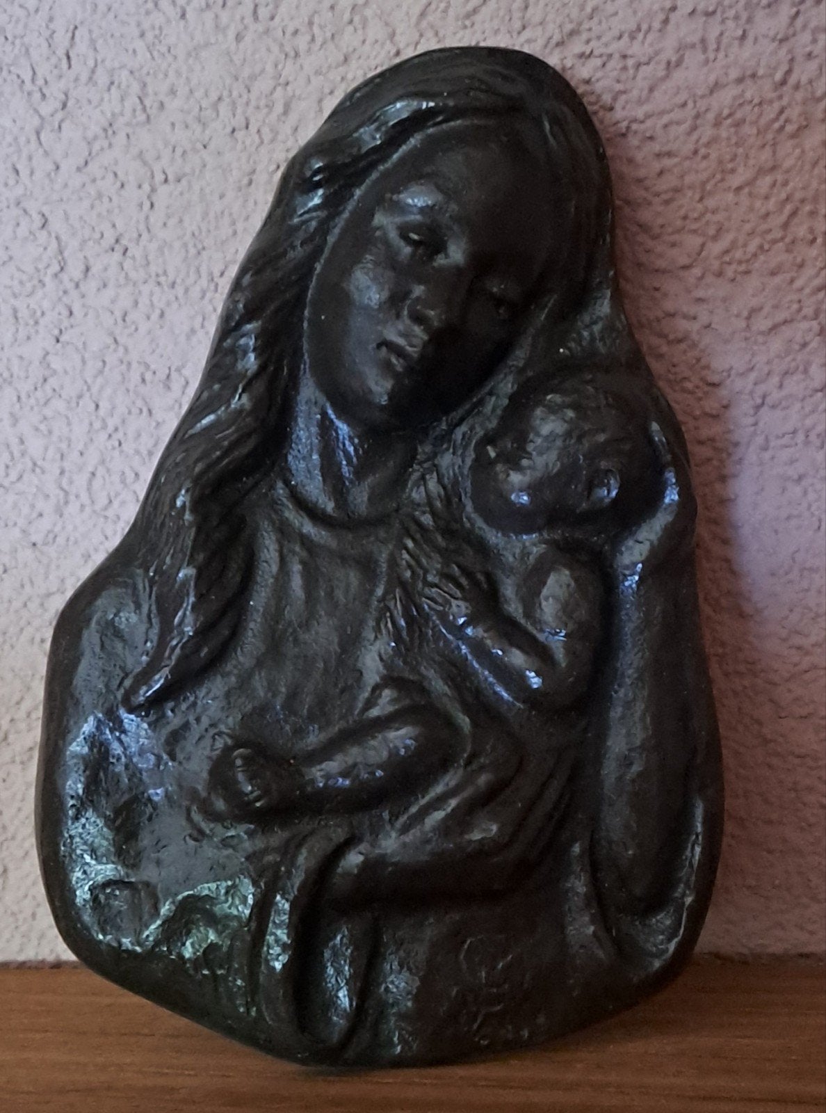 Bronzen beeldje Maria met Jezus, gesigneerd, Antiek en Kunst, Minder dan 20 cm, Ophalen of Verzenden, Brons, Wanddecoratie