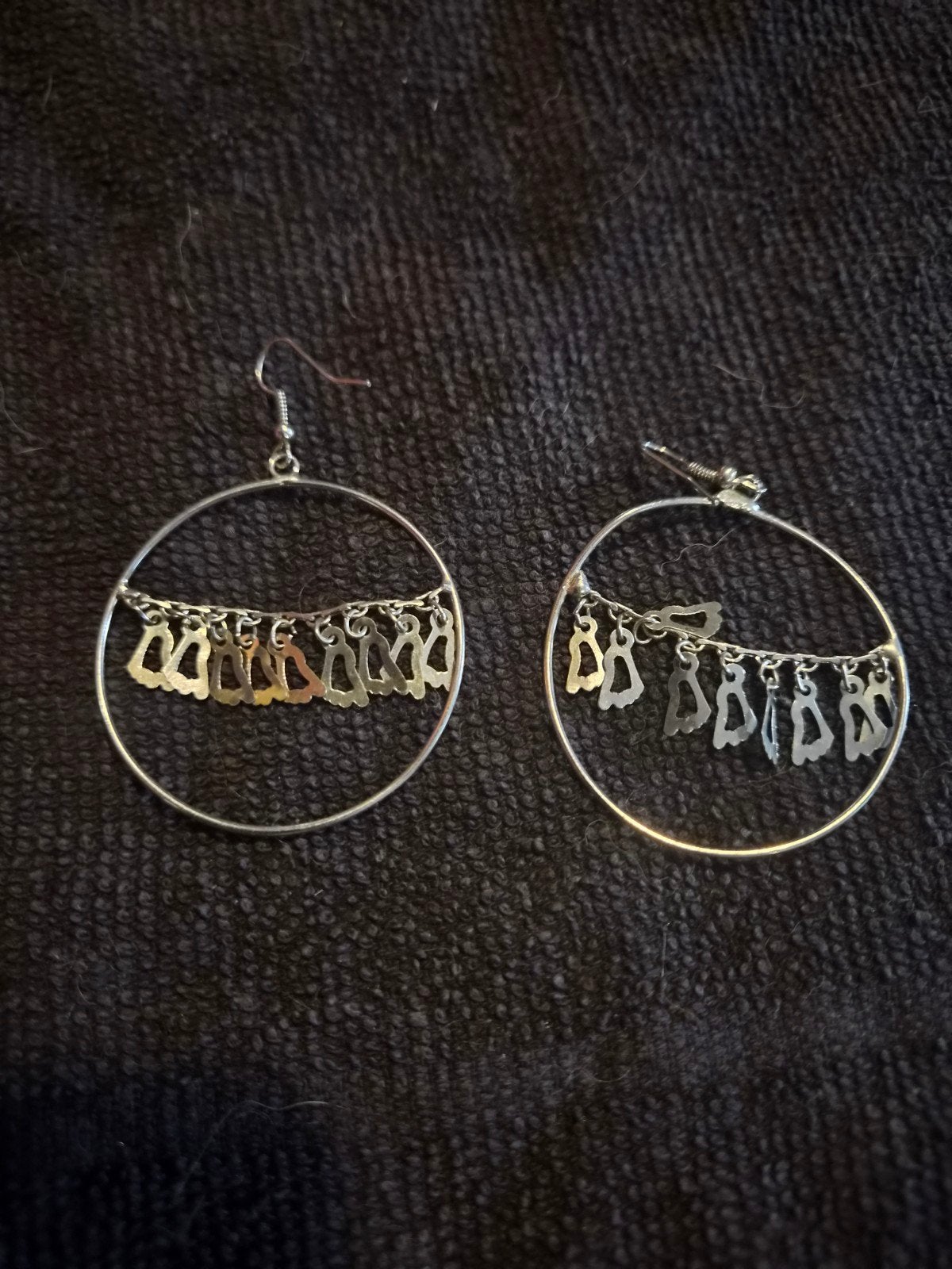 Zilverkleurige Oorbellen met Kleine voetjes, Overige materialen, Ophalen of Verzenden, Zilver, Hangers