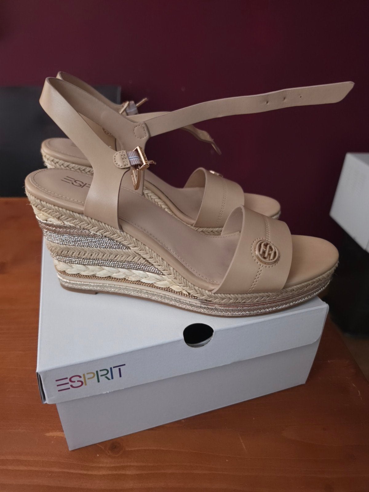Esprit Sleehakken - Beige Sandalen met Gouden Details, Beige, Zo goed als nieuw, Esprit, Sandalen of Muiltjes
