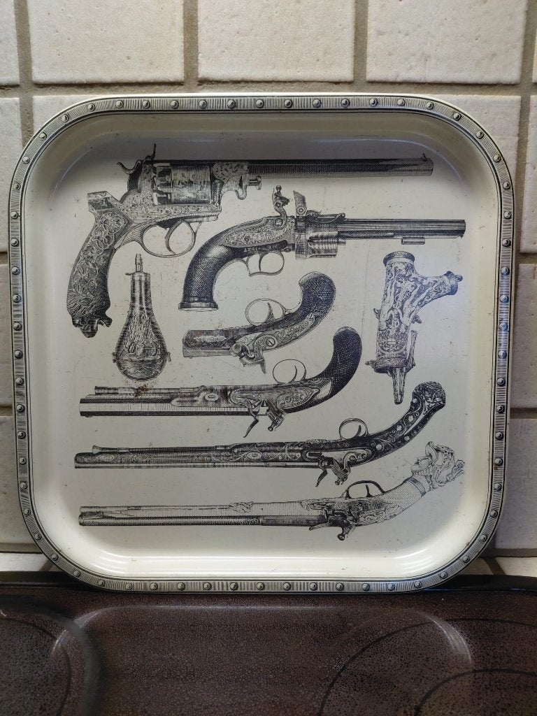 Fornasetti metalen dienblad 1960 "pistolen & wapens", Antiek en Kunst, Ophalen of Verzenden