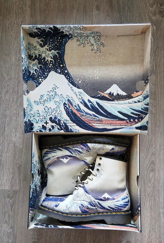 Dr Martens x The Met - Hokusai Great Wave boots size EU44, Kleding | Heren, Schoenen, Ophalen of Verzenden, Nieuw