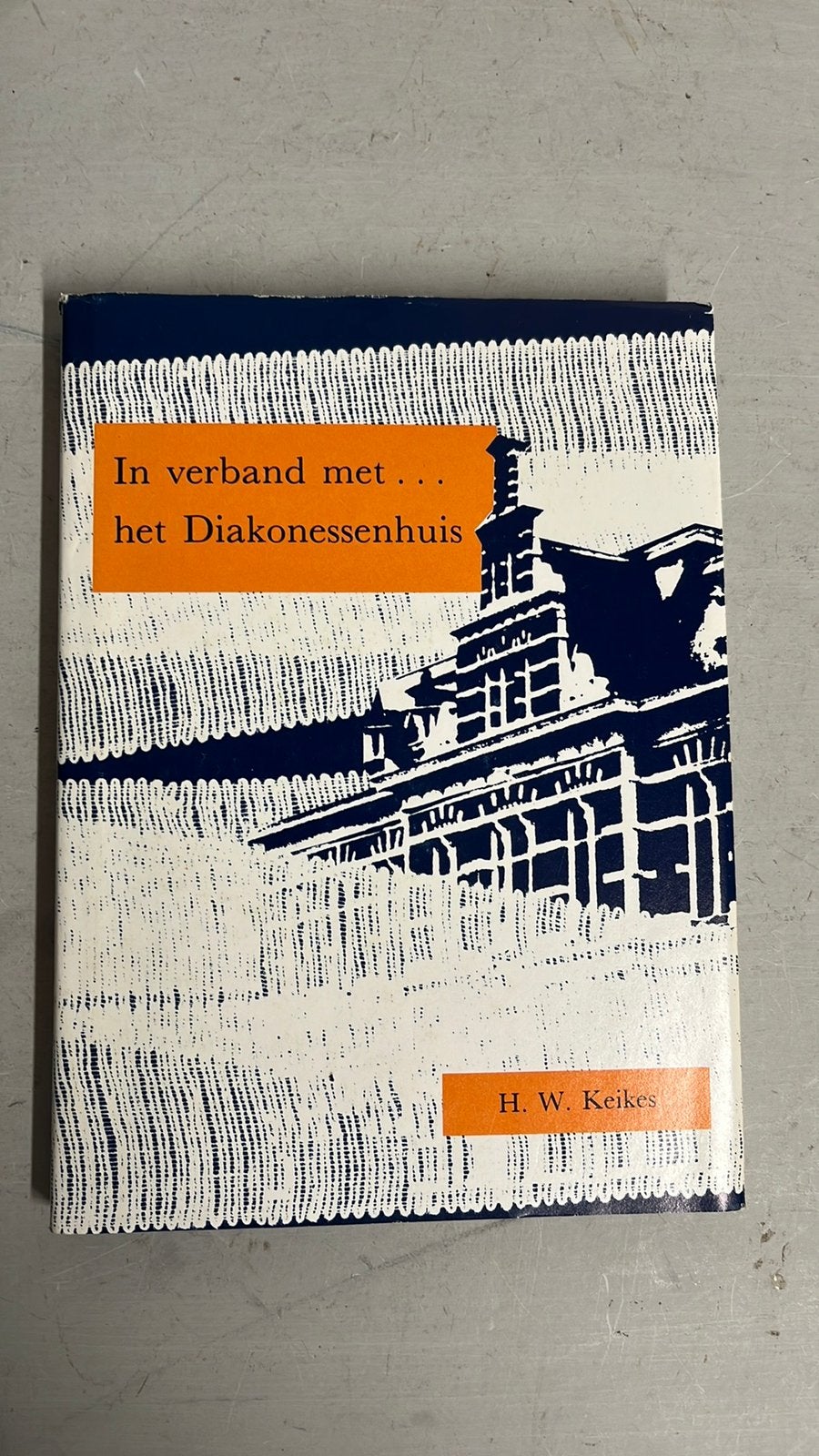 Boek In verband met … het Diakonessenhuis van H. W. Keikes, Ophalen of Verzenden, Gelezen