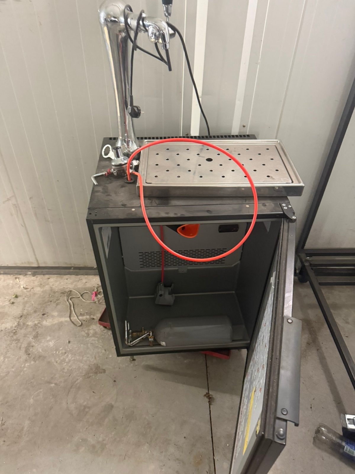 Biertap met ingebouwde koeling en tapzuil, Witgoed en Apparatuur, Overige merken, Gebruikt, Ophalen of Verzenden, Nvt