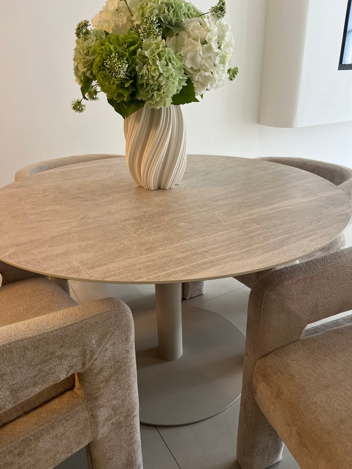 Moderne ronde eettafel met travertijn look blad, Huis en Inrichting, Ophalen, Overige materialen, 100 tot 150 cm, Rond