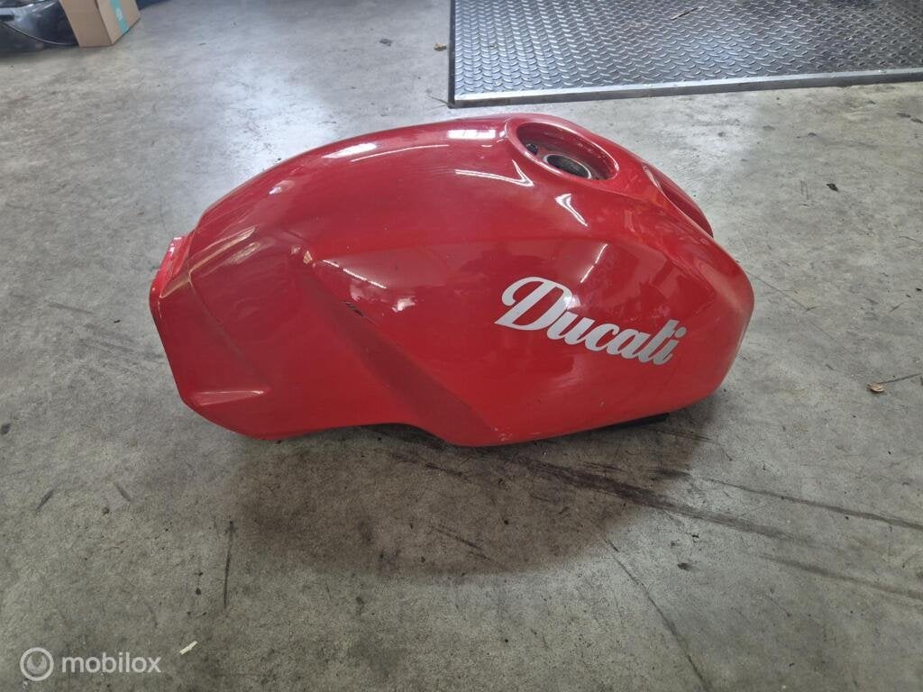 Benzinetank tank brandstoftank Monster 600 750 900, Gebruikt, Factorystore.service@ducati.com, Ophalen of Verzenden, Via Antonio Cavalieri Ducati, 74/5, 74/6, 40132 Bologna BO