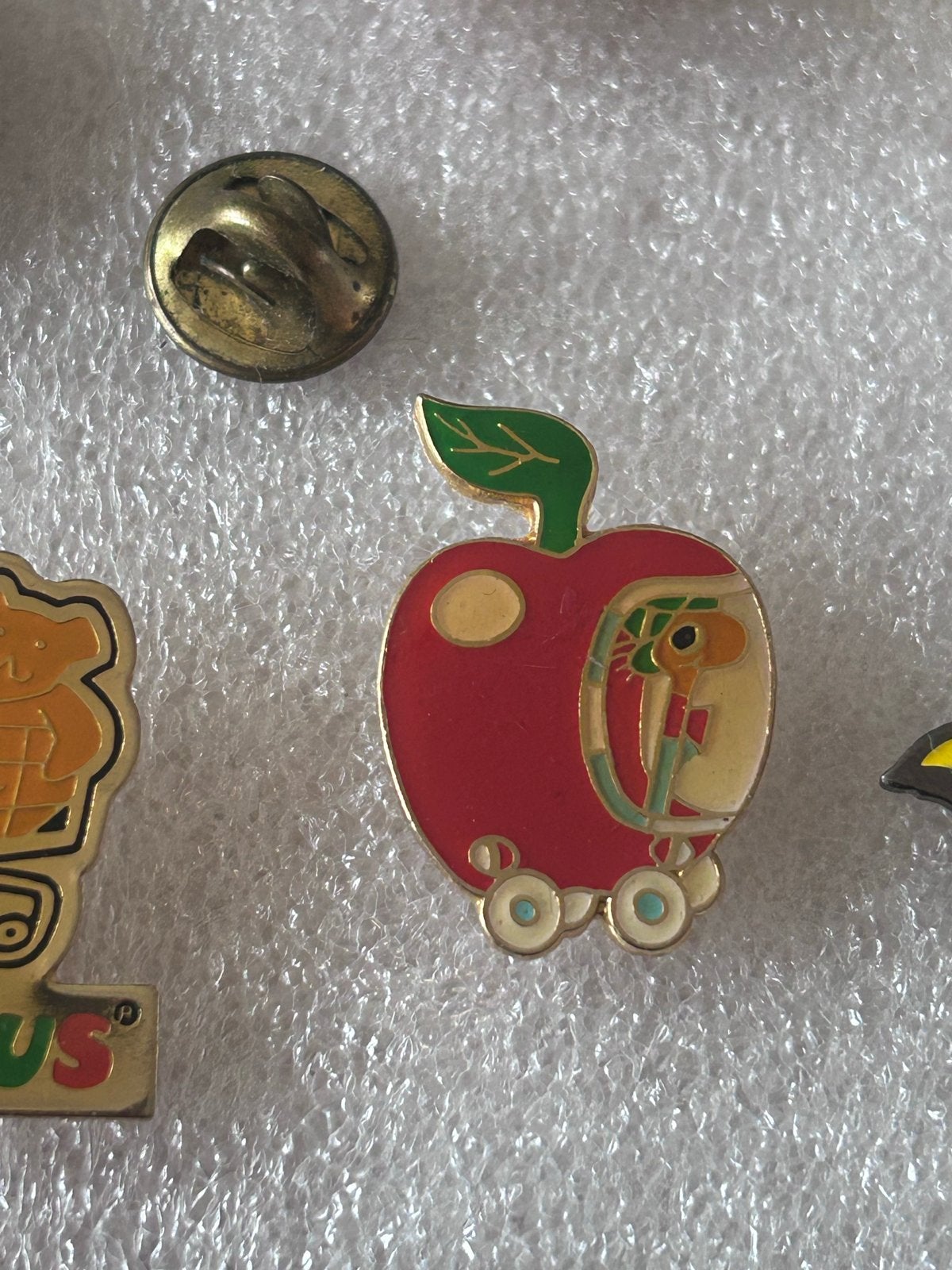 Vintage Pin: Rupsje Nooitgenoeg in appelauto, Verzamelen, Ophalen of Verzenden, Gebruikt, Figuurtje, Speldje of Pin