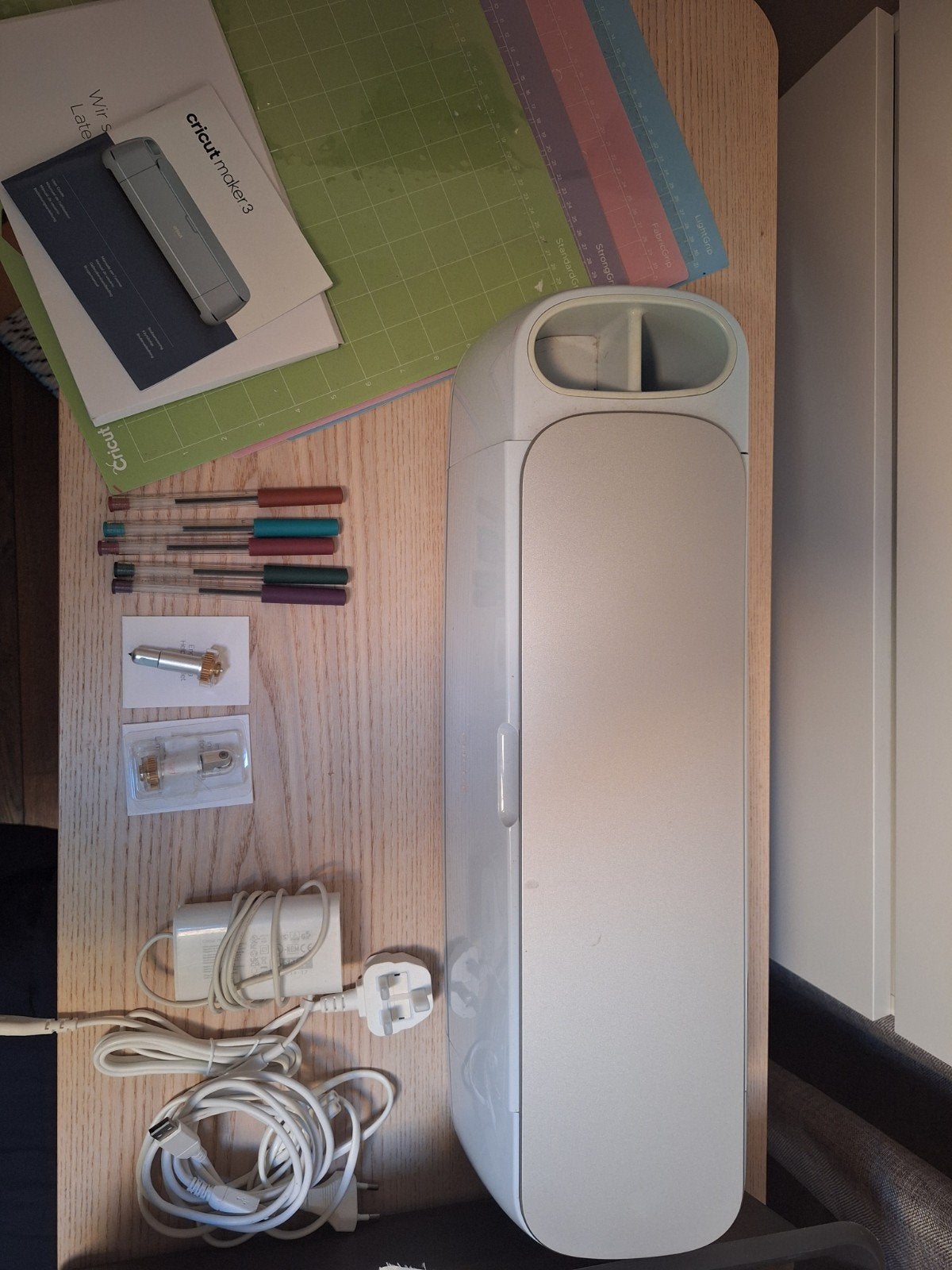 Cricut Maker 3 met div snijmessen, matten en pennen, Ophalen, Geschikt voor karton, Gereedschap of Toebehoren, Zo goed als nieuw